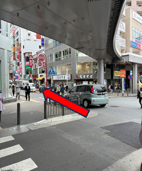 藤沢駅南口を左へ
富士そばの道路を直進