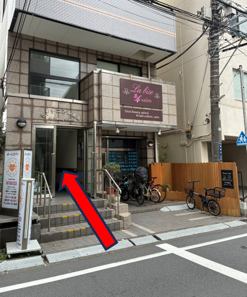 100m位歩いて横断歩道の手前
1階の美容院横の階段を上がって
エレベータで401へ